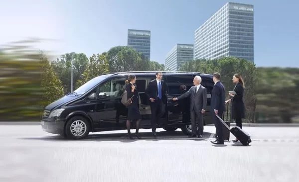 Chauffeur privé en berline haut de gamme devant l’aéroport Paris-Le Bourget