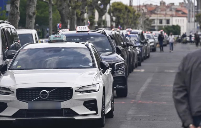 réservation taxi Paris avec chauffeur professionnel en attente dans une rue de la capitale